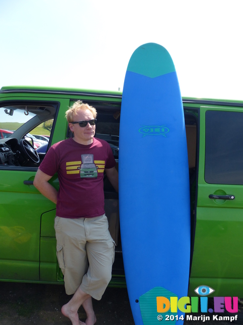 FZ005497 Marijn with surfboard at van